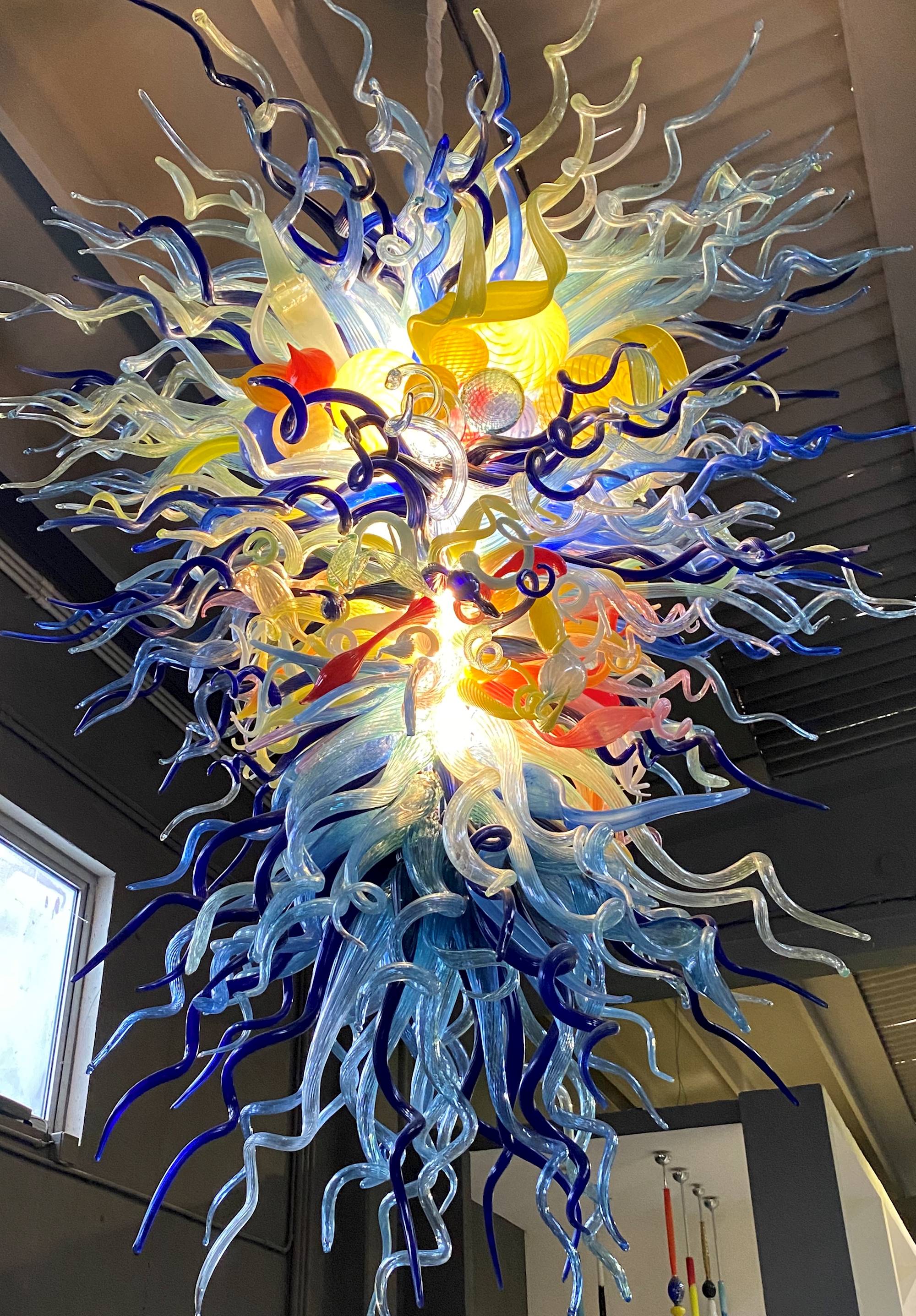 NETTUNO - Un imponente lampadario in vetro veneziano